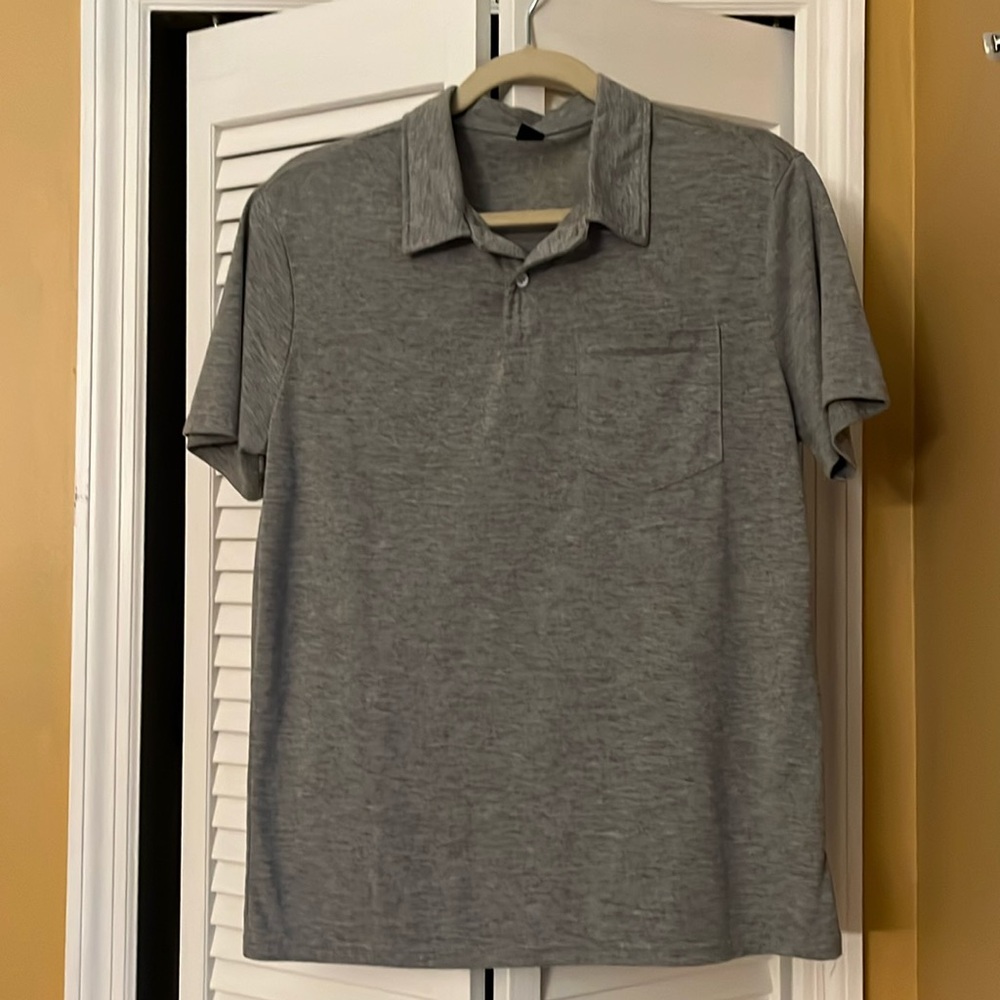 Men’s shirt with pocket and collar
